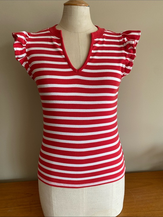 George Tops - George brand red & white striped sleeveless top with v neck and ruffles
Small❤️🤍